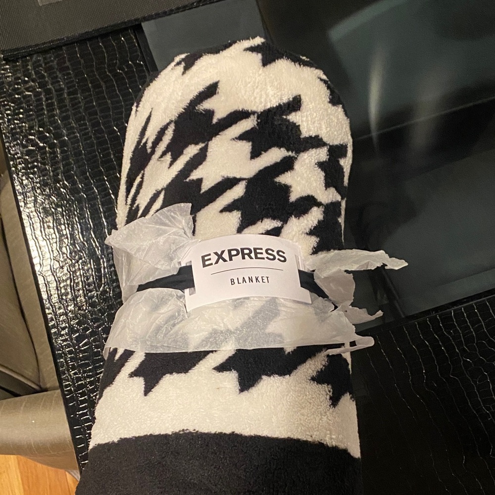 Express Black & White Houndstooth Plush Blanket